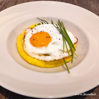 Uovo fritto con erba cipollina e crema allo Zafferano 3 Cuochi