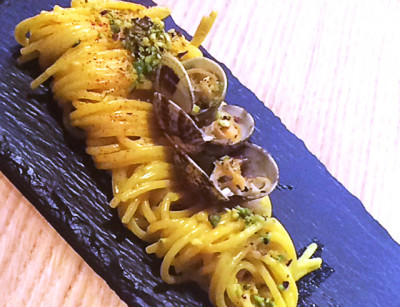 Spaghetti trafilati allo zafferano 3 cuochi con vongole veraci, mascarpone e pistacchi