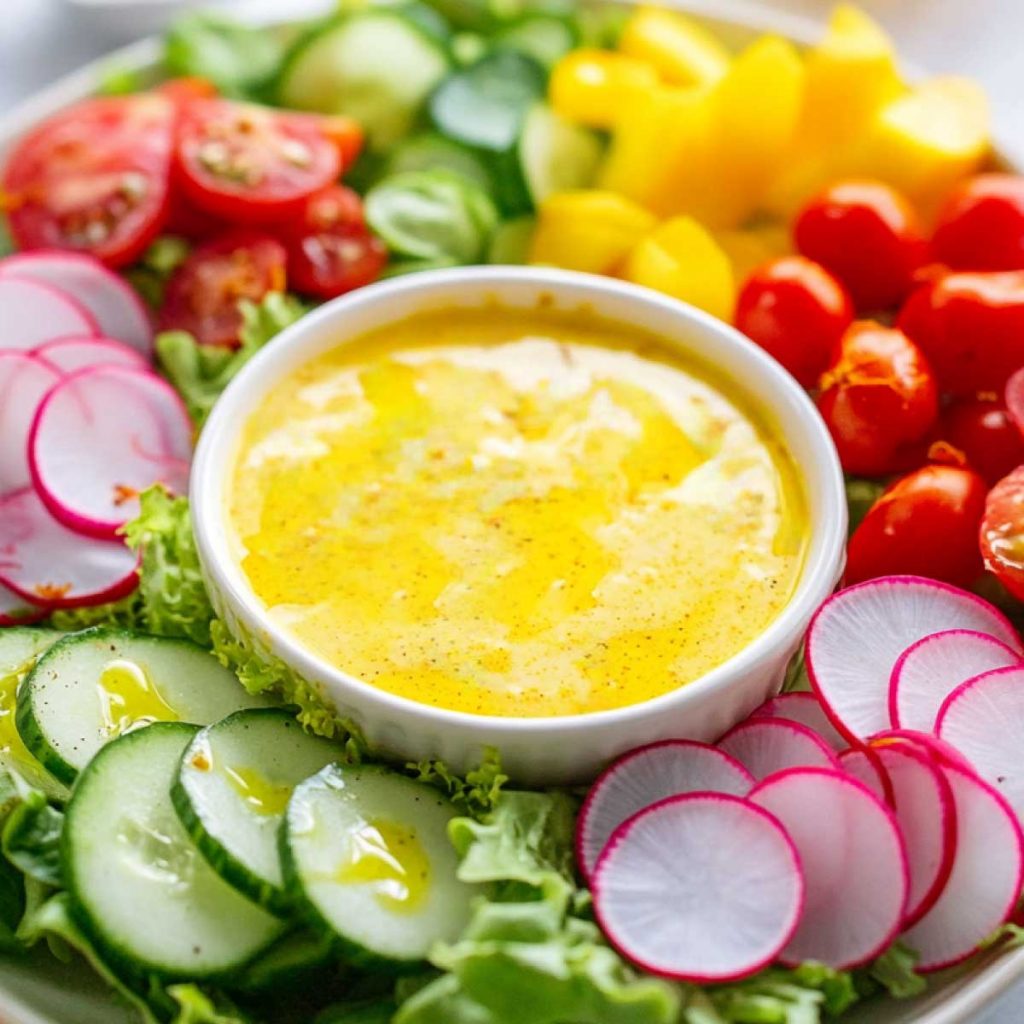 Insalata mista con dressing allo yogurt e zafferano