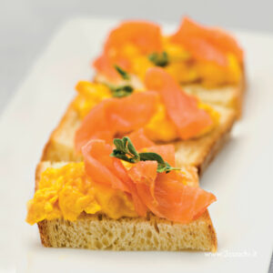 zafferano-3cuochi-crostino-con-uova-e-salmone.jpg
