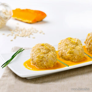 arancini light di orzo allo zafferano su crema di zucca
