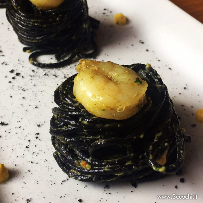spaghetti al nero di seppia con crema di zafferano
