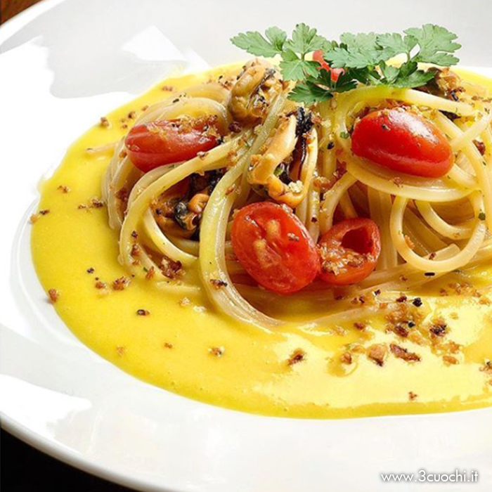 spaghetti alla chitarra con cozze e datterino su salsa allo zafferano