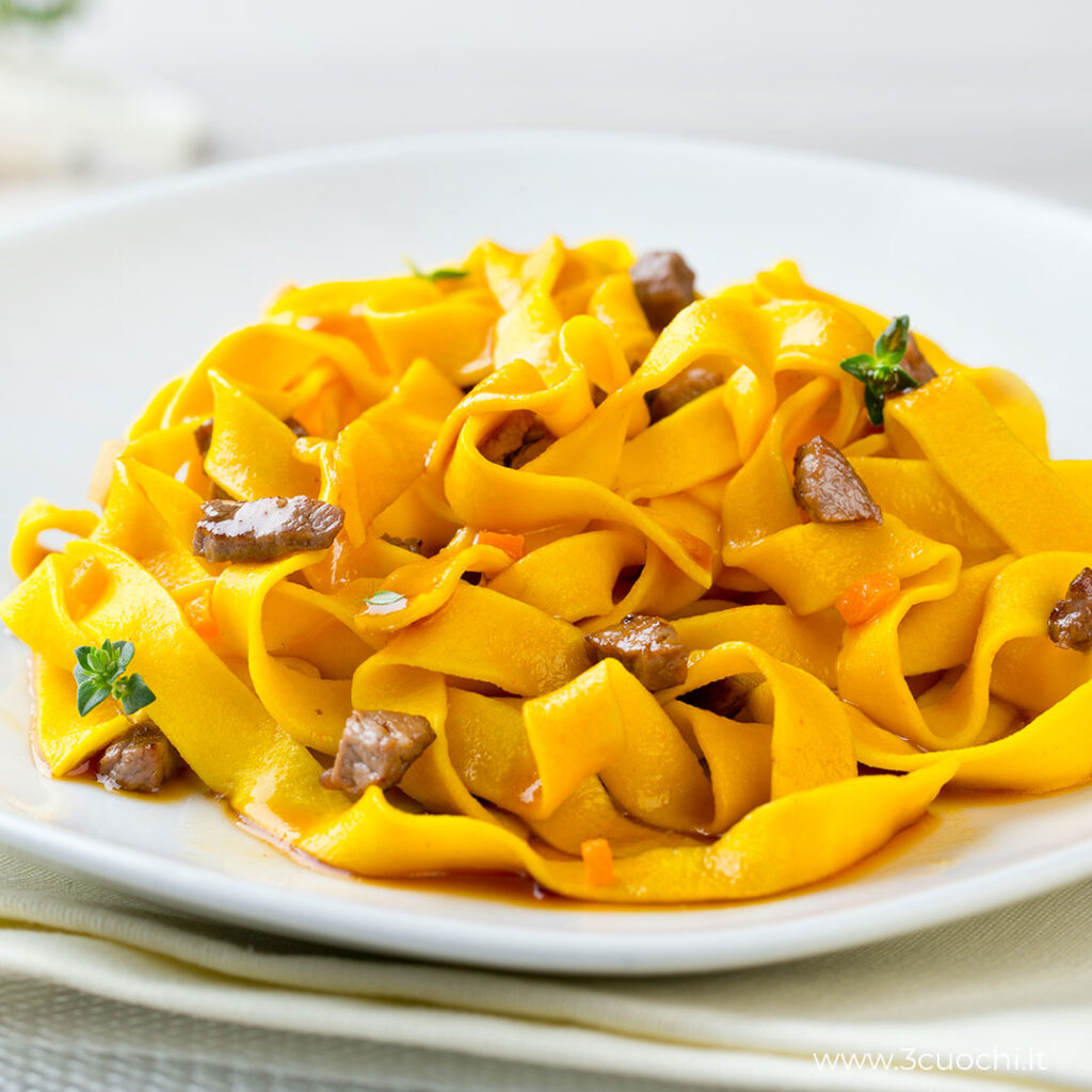 Tagliatelle con ragù di agnello allo zafferano