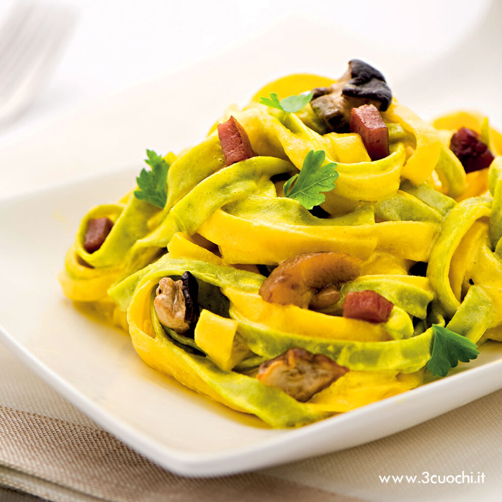 Paglia e fieno con gallinacci, speck e Zafferano