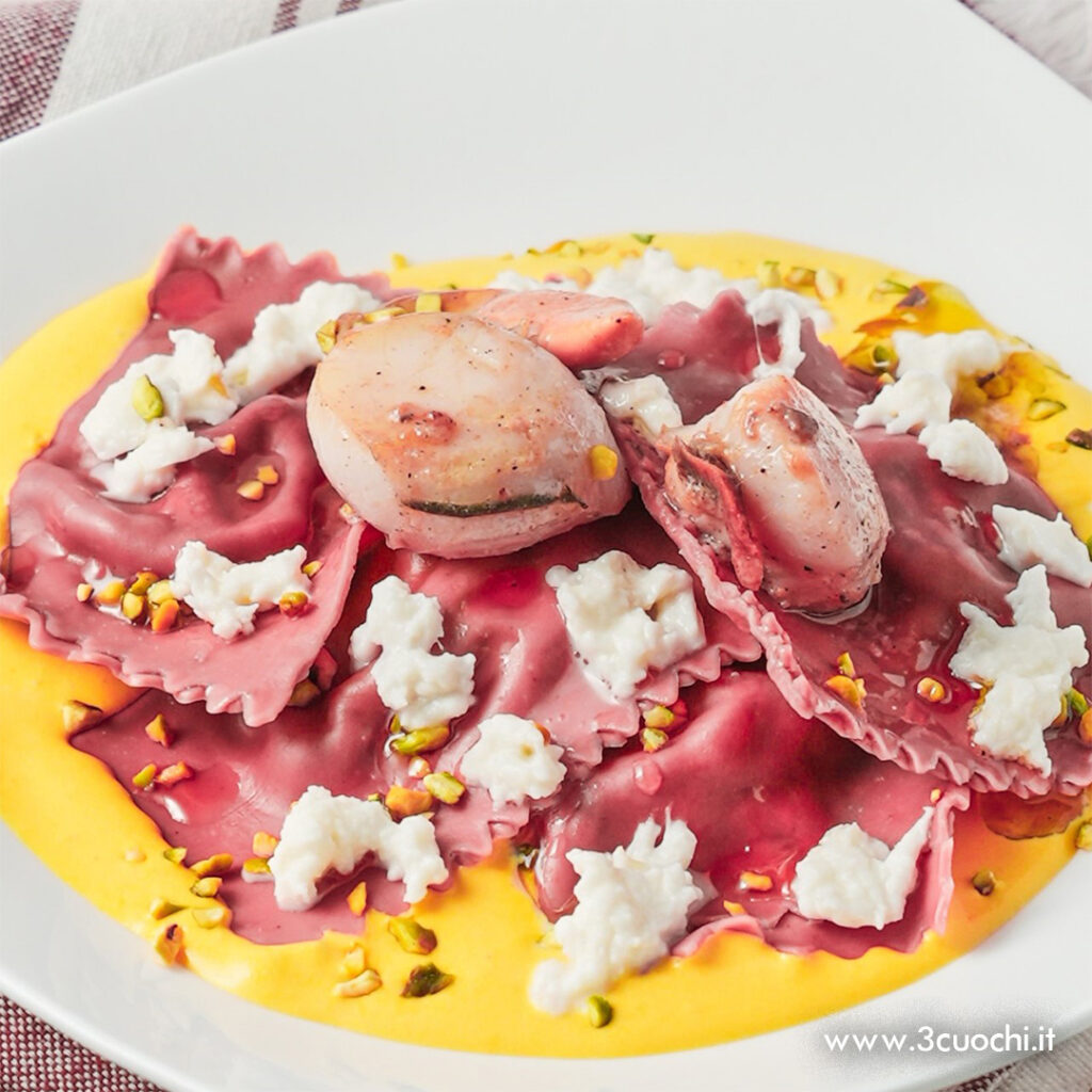 Piatto di ravioli in crema di zafferano e capesante