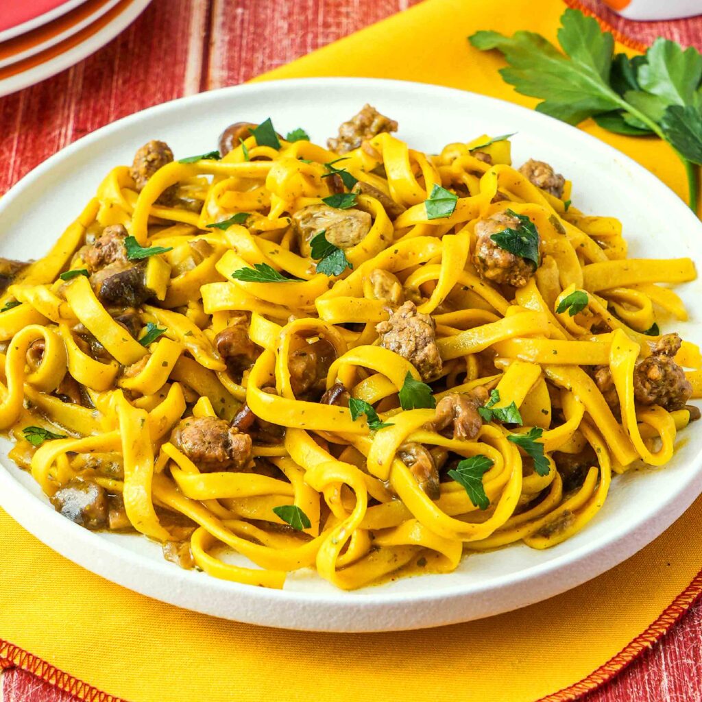 Tagliatelle funghi, salsiccia e zafferano