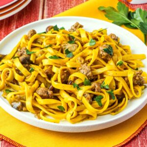 Tagliatelle funghi, salsiccia e zafferano