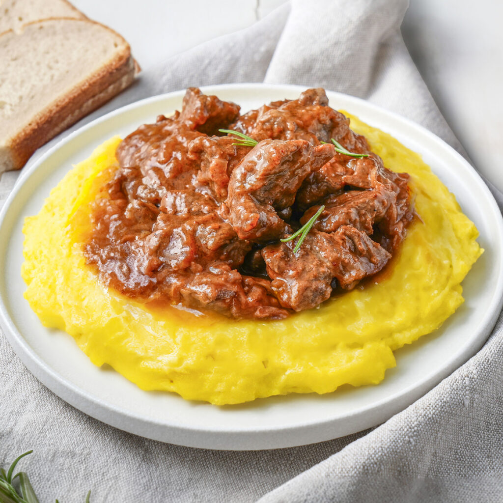 Gulash su purè allo zafferano