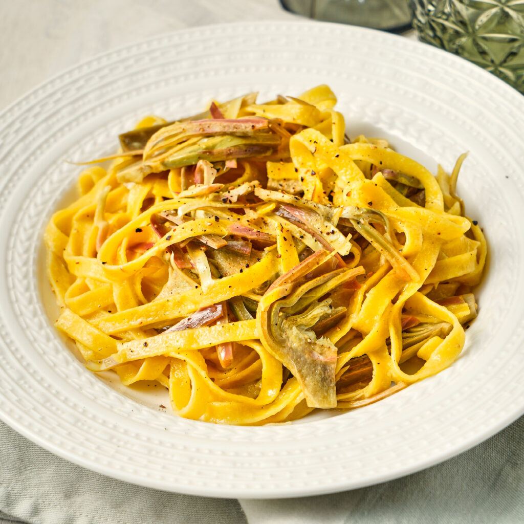 Fettuccine in giallo con carciofi