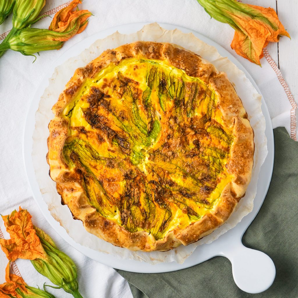 Torta salata con fiori di zucca