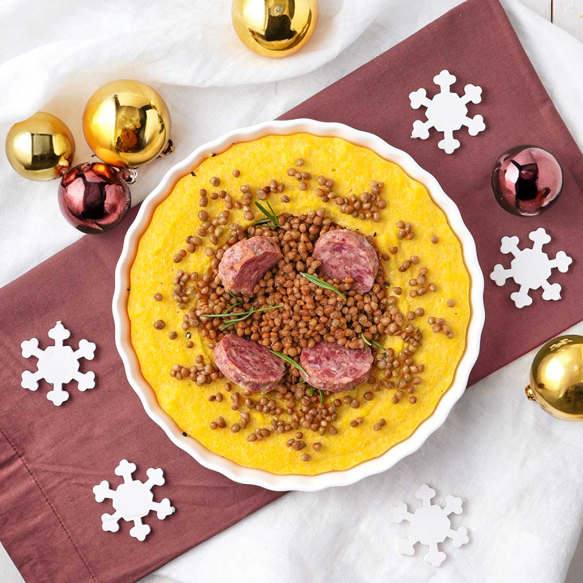 Polenta dorata con cotechino e lenticchie